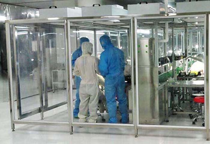 潔凈棚使用過程中 使用人員應(yīng)穿戴清潔的工作服、手套、口罩等防護(hù)用品。 不得在潔凈棚內(nèi)進(jìn)食、飲水、吸煙等。